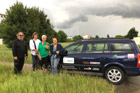 Tierschutz-Auto: Auf dem Foto von links nach rechts: Mike Barowski (Opportunity), Karin Kling (Karbener Buchhandlung), Christine Gredel mit Gygy (Tierschutz Karben), Mirjam Fischer-Quaiser ( Autohaus Fischer-Schädler)