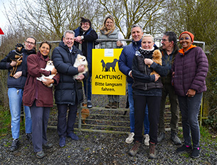 Bürgermeister Guido Rahn (li), Christine Gredel (m), Andreas Stein (li) und viele Tierschützerinnen und Tierschützer freuen sich über die knallgelben Warnschilder. Foto: Ingrid Schick